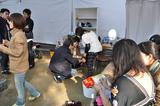 画像: 試乗希望の女性にはプロテクター、靴、パンツ、ヘルメットなどの 装備を貸し出し。更衣室にはミラーにドライヤーにヘアアイロン、 ウェットティッシュなど、そのきめ細やかな心配りは流石です。