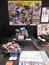 画像: 50周年記念限定再生産の 「ハングオンレーサー ホンダNSR500」(1万290円) M・ドゥーハンのハングオンが見れるかも!? K・シュワンツ仕様は参考出品です。
