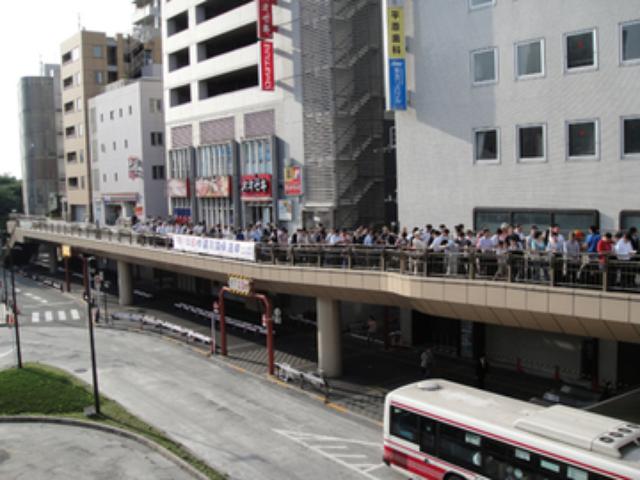 画像: ちなみにこの写真は先月(6/25)、三鷹駅開業80周年記念入場券 (1330円・800セット限定)を求め既に500人近くが並んでいました。中には 駅長にサインをしてもらう鉄道ファンも! それにしても平日ですよ〜!? 1時間で完売