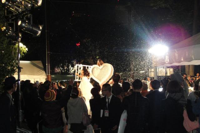 画像: 日が落ちる頃、宮下公園では東京コレクションが始まりました。 MIKIO SAKABE、Jenny Fax、banal chic bizarre、writtenafterwardsの 4ブランドが「2013 S/S COLLECTION」を発表。 ステージの周りはすごい人で、前に行けないほどです。