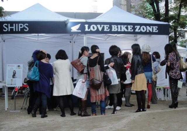 画像: ブースの前で賑わう若手女子。この女子率の高さ! バイクのイベントではなかなか見られない光景です(笑)