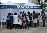 画像: ブースの前で賑わう若手女子。この女子率の高さ! バイクのイベントではなかなか見られない光景です(笑)