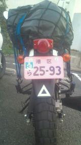 画像: でも、APEはタンデム用のシートが付いていて荷物がズレにくいし、 タンデムステップの横にフックをひっかけられる場所があって便利〜。