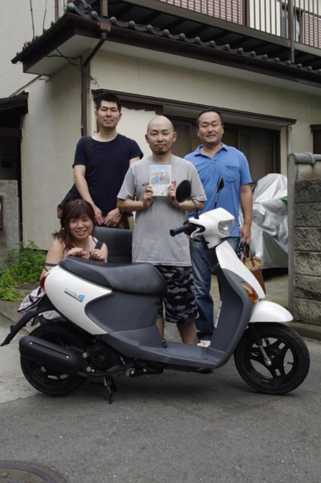 画像: 真ん中の本を持っている人が、きらさん。一番左が私です。