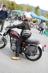 画像: 実は女性の参加者も多いんです! キックスタートも慣れちゃえば平気なんでしょうね。 特にエンジンが掛けやすくなったFI仕様のSRは会場でも増えましたね〜!
