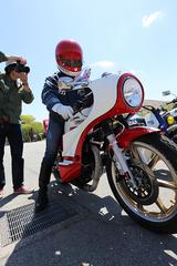 画像: 来場者はSRをオリジナルに仕上げている人が沢山! 駐車場を見ているだけで楽しめちゃいます。 ビモータ風カスタムのSRは会場でも目立ってました。