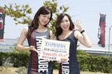 画像: というわけで、まずはYAMALUBEガールのお2人が登場! ちなみに、YAMALUBE(ヤマルーブ)とは、 ヤマハ純正4ストローク用エンジンオイルのブランド名です。 (撮影/島村エージ)