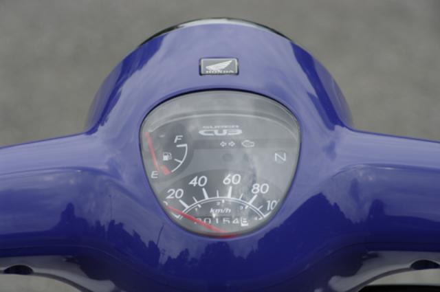 画像: 100km/hスケールのアナログスピードメーターを中心に、大きめの燃料計も表示される。