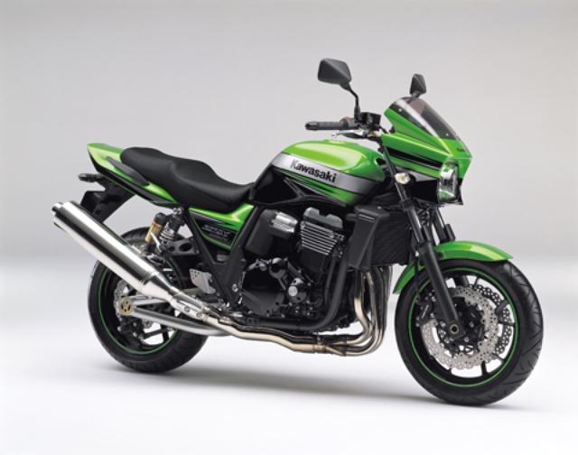 画像: スポーティな走りが人気となっているZRX1200DAEG。現行型の開発にあたって、動弁系から駆動系、吸排気、冷却系まで全面的なリファインがほどこされている。2010年はキャンディ系のライムグリーンとブルーをラインアップ。