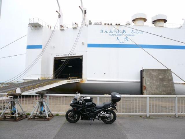 画像: 大洗のフェリーポートに寄り道。「このまま積んで北海道を回りたい!」という気持ちになったのは、長距離走行が得意なバンディットに乗っていたからか?