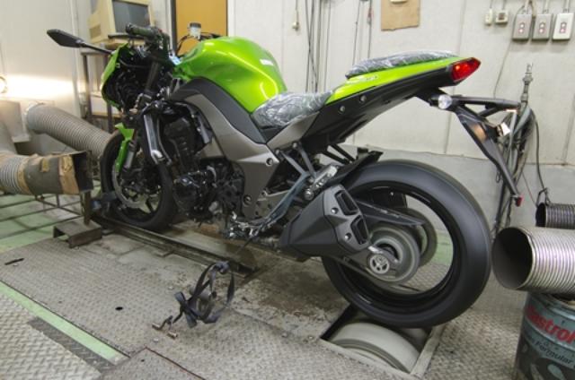 画像: 僕がニンジャを購入した『モーターサイクルドクターSUDA』では、シャーシダイナモを使用して無負荷で1時間、低速走行状態で2時間の慣らし運転を行う。ごく初期のアタリを確実に付け、同時にオイル漏れ、冷却水漏れ、各部の緩みなどのトラブルを確認するためにも有効とのこと。