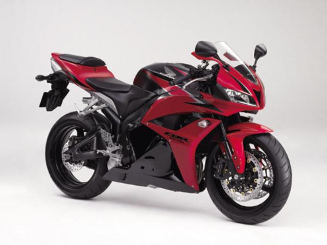 画像: 兄貴分のCBR1000RRと比べ、さらにコンパクトなサイズを実現。ホイールベースも1380mmとリッターSSの1400mm台を大きく下回る。また、装備重量も187kgと軽量で取り回しもラクに行なえる。