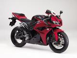 画像: 兄貴分のCBR1000RRと比べ、さらにコンパクトなサイズを実現。ホイールベースも1380mmとリッターSSの1400mm台を大きく下回る。また、装備重量も187kgと軽量で取り回しもラクに行なえる。