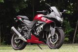 画像: 250クラスでは唯一、フルカウルを装着しているが、車幅は715mmとVTRの720mmよりスリムになっている。シートはセパレートタイプのスポーティ仕様のため、若干シート高が高めに。エンジンはZZR250用を元に新設計に近い大改良を施したもの。充分なパワーと共に、扱いやすさと環境性能にも優れる。