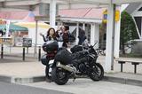画像: トップケースには二人分のレインウエアとインナージャケット、スペアシールド、タオルを。左側ケースはメグミの荷物(着替えやらメイク道具やら)を入れたけど、どちらもまだまだ入る。右側ケースはお土産用に空けといたけど、結局何も買わずじまい。