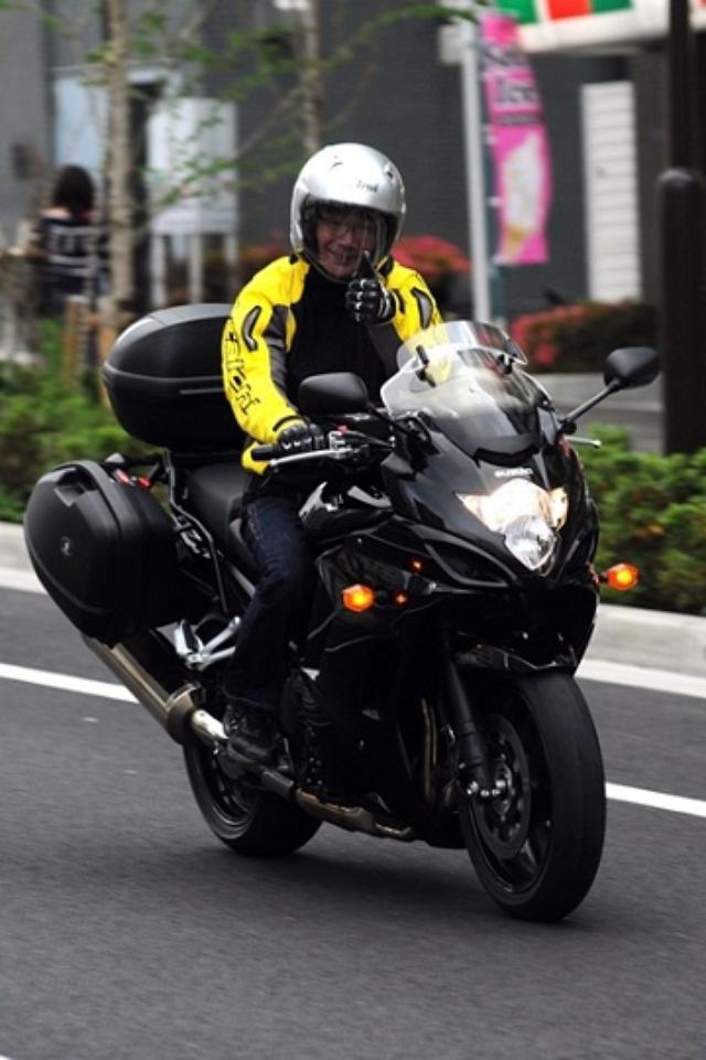 画像: 意気揚々とスズキワールド新宿をスタート。この直後から渋滞にはまり、サイドケースの張り出しに苦労させられた。