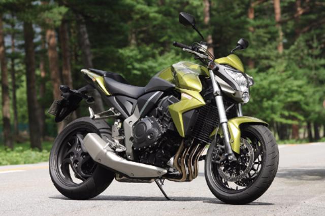 画像: 「バースター&ツイストキング」というコンセプトから生まれたCB1000Rのスタイリングは、ストリートで映え、かつ圧倒的なパフォーマンスを感じさせるスタイリング。直線基調でありながら、躍動感を感じさせる、精悍なデザインだ。個性的なマスクの中、ひときわ存在感を放っているのがLEDポジションランプ。やや青白い光を放ち、スポーティさと高級感を演出する。