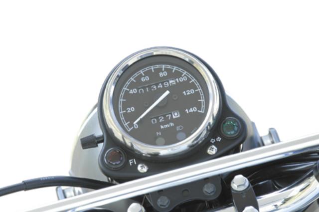画像: 140km/hスケールのアナログ速度計には、トリップ&オドメーターも装備。