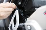 画像: リヤショックはイニシャル調整可能だけど、奥まった位置にあるのでピンスパナを回しにくい。ソロとタンデムで素早く変えられるように、ダイヤル式の調整機構が欲しい。