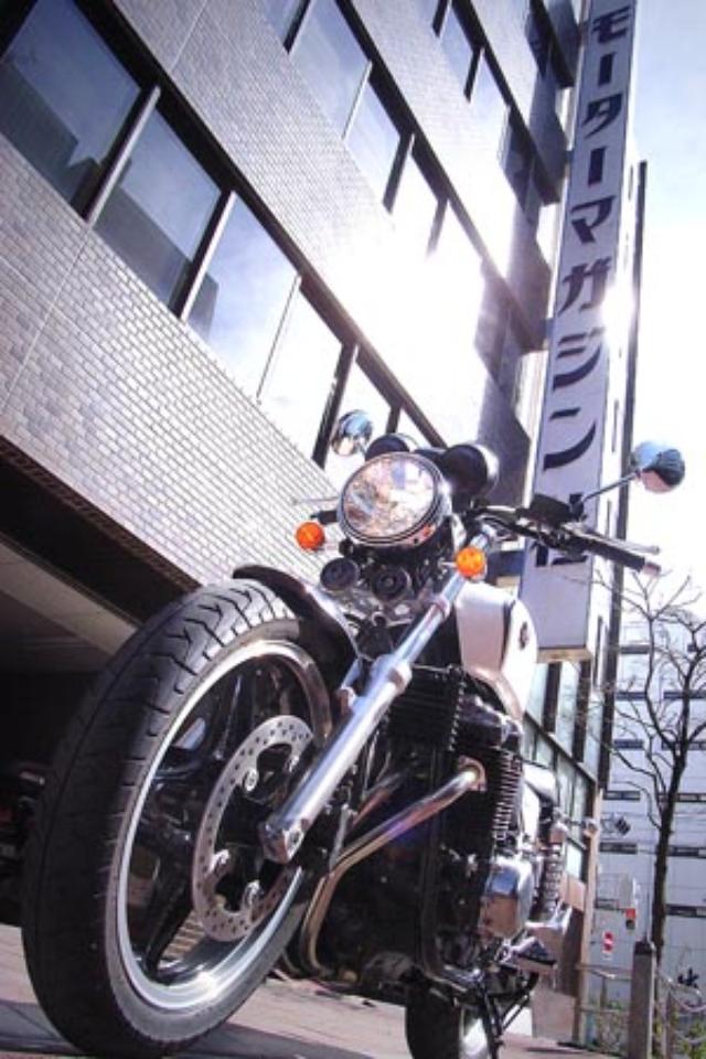 画像: ▲通勤インプレの相棒はCB1100 ABS Type1。弊誌福助はABSなしモデルだが…。このコンビブレーキは絶妙のタッチ。リアを多用する低速走行が多い街中でも、いい具合に前が効く。そうそう、前後連動ブレーキは時速10kmから作動する仕組みなのだ。