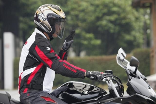 画像: 100km/h走行中に風が当たるのは胸元から上だが、バイザーを引き起こすとシールドの真ん中あたりから上になる。見かけ以上の効果で、市街地以外ではずっと引き上げた状態で走っていた。