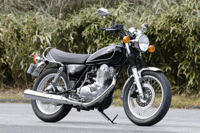 画像: スリムな車体に程良い高さのパイプハンドルとステップのおかげで、まったく無理のない ポジションが取れる。シート高は790mmと数字上は高いが、細めのシートにより足着き性に 不満はない。