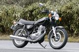 画像: スリムな車体に程良い高さのパイプハンドルとステップのおかげで、まったく無理のない ポジションが取れる。シート高は790mmと数字上は高いが、細めのシートにより足着き性に 不満はない。