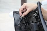 画像: 作業はステーのボルトを抜き、穴位置を変えてボルトを挿すだけ。簡単だが、意外に時間がかかる。工具なしで素早く変えられる工夫が欲しい。クイックファスナーならいいな。