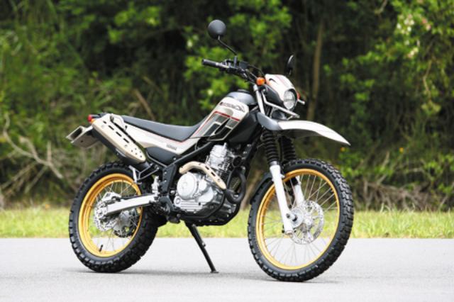 画像: WR250Rに比べて、ボディサイズはひとまわり小さい。シート高は810mmほどあるが、着座するとサスが沈み込むので足着き性はかなり良い。車重も130kgと軽いので取り回しに苦労はしないだろう。