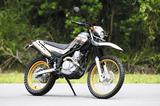 画像: WR250Rに比べて、ボディサイズはひとまわり小さい。シート高は810mmほどあるが、着座するとサスが沈み込むので足着き性はかなり良い。車重も130kgと軽いので取り回しに苦労はしないだろう。