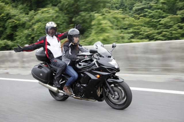 画像: 大型バイクの扱いに慣れているメグミだから、高速クルージングなら後ろに乗っても怖くない。停車時の不安定さは、僕が後ろから足を着いて支えることで解決。