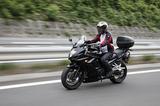 画像: 1~2泊の日程ならトップケースだけで充分。思いがけず荷物が増えたら、ロープやネットでサイドキャリアに固定する、という方法もあり。