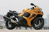 画像: 1340ccというビッグエンジンをフルカウル内に包み込んでいるにも関わらず、全幅は400ネイキッド並みの735mmを実現。市販のシングルマフラーに交換すれば、更に使い勝手は向上するだろう。
