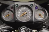 画像: メーターは読み取りやすいアナログ3連タイプ。200km/hスケールの速度計を中心に、左側に回転計、右側は水温計。