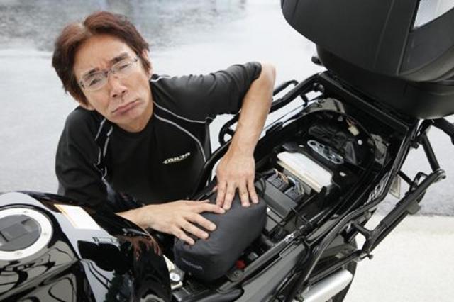 画像: シート下スペースはかなり小さい。アンテナ別体式ETCユニットは収まるが、レインウエアは無理。スポーツバイクとしては許せても、ツアラーモデルと捉えれば不満あり。