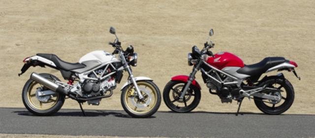 画像: 意外にもCB400SFより40mm長い全長だが、V型エンジンのおかげで車体は非常にスリム。シートの先端部分もかなり絞り込まれた形状なので、足着き性は良好。また、ⅠとⅡの違いは、Ⅰはキャリパーとホイールがブラック(右)、Ⅱは車体同色のリアカウルにゴールドホイール&キャリパーを持つ(左)。