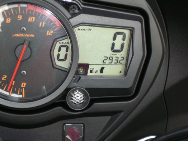 画像: 293kmを超えたところでガソリンの残量警告等が点灯。この時点での残量は約5.5Lで、残量が1.5Lを切るとマークが点滅して注意を促してくれる。で、本日の燃費は21km/Lをマーク。高速道路クルージングだけなら23km近く走りそう。満タンからの航続距離は400kmを軽く超える。乗用車並みだね。