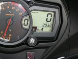 画像: 293kmを超えたところでガソリンの残量警告等が点灯。この時点での残量は約5.5Lで、残量が1.5Lを切るとマークが点滅して注意を促してくれる。で、本日の燃費は21km/Lをマーク。高速道路クルージングだけなら23km近く走りそう。満タンからの航続距離は400kmを軽く超える。乗用車並みだね。