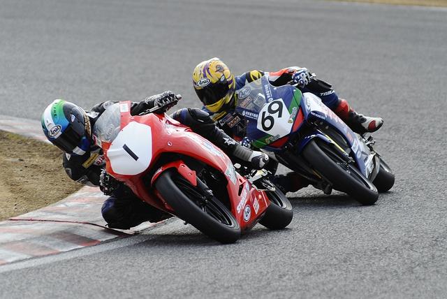 画像: JP250開幕戦は#1Ninja250中沢寿寛と#69CBR250R薄井徹也の戦い。結果はタイム同着、数センチ差で中沢が優勝!3位は#61YZF-R25折川翔馬でした!