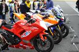 画像: JPはジャパン・プロダクション。つまり市販250ccスポーツバイクによるレースです。写真は入賞車、カワサキNinja250、ヤマハYZF-R25、ホンダCBR250R(改300)が見えますね。