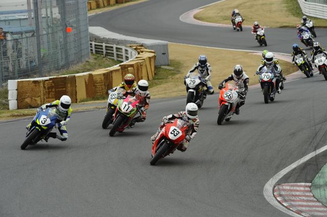 画像: 筑波選手権ではCBRカップも22台エントリー。優勝は#3家根谷、2着#53佐々木でした。