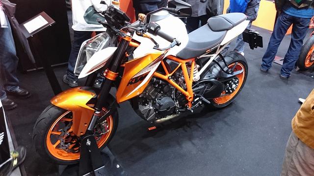 画像: KTMからは本邦初公開マシン、1290スーパーデュークRスペシャルエディションが登場しています。パワーパーツ満載の豪華仕様です。