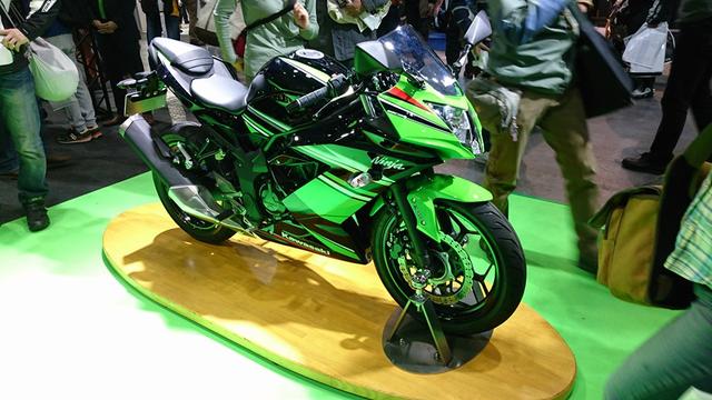 画像: そしてトリはカワサキです。ニンジャ250SLに待望のABSが登場。KRTカラーか決まってます。