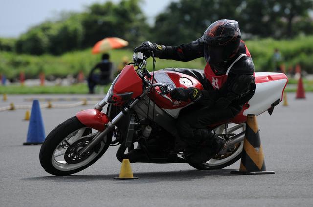 画像: Rider Okawa, riding a NSR250R who was absent in Round 2 rejoined in Round 3. The fast speed as the winner of the opening race was still existent, and he came in second place recording 1 minute and 44.647 seconds in the second Heat.