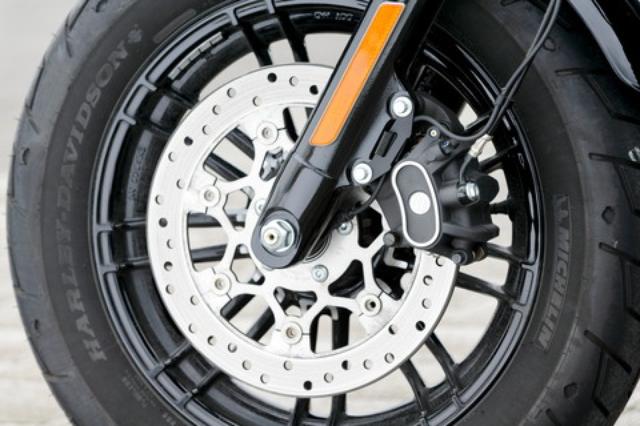 画像: 2016年式のスポーツスター1200シリーズはABSを全車搭載。ローターも292mmソリッドディスクをセミフローティング式へとグレードアップし、タッチと制動力を向上している。