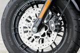 画像: 2016年式のスポーツスター1200シリーズはABSを全車搭載。ローターも292mmソリッドディスクをセミフローティング式へとグレードアップし、タッチと制動力を向上している。