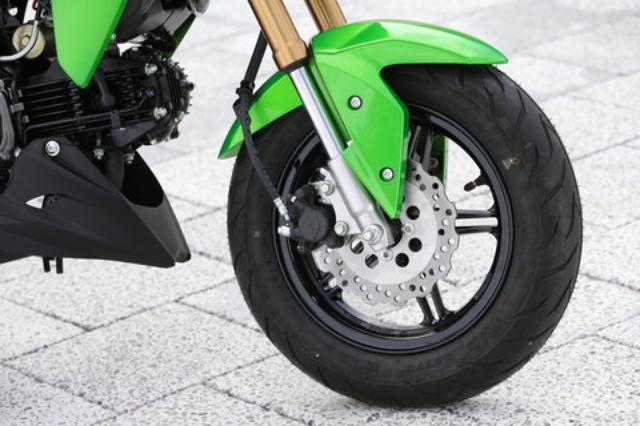 画像: フロントフォークはインナーチューブ径φ30mmの倒立タイプで、がっしりとした安定感を発揮。ブレーキはΦ220mm径のペータルローターに片押しキャリパーの組み合わせ。
