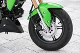 画像: フロントフォークはインナーチューブ径φ30mmの倒立タイプで、がっしりとした安定感を発揮。ブレーキはΦ220mm径のペータルローターに片押しキャリパーの組み合わせ。