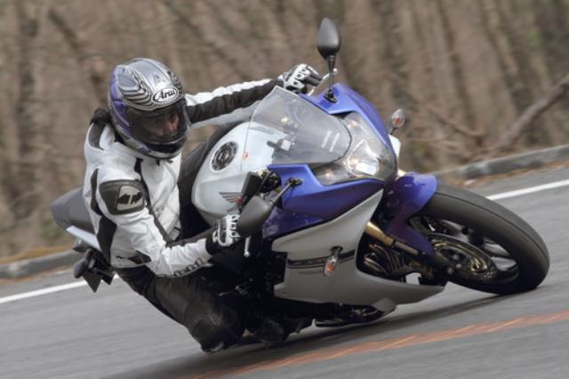 画像: フルカウルを持つスポーツバイクだが、CB600Fホーネットと車体関係を共有することで製造コストを圧縮。欧州では手頃なスポーツバイクとして注目されている。