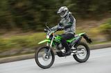 画像: ベースとなったKLX150から20ccアップした170ccエンジンは十分なパワーを発揮してくれ、ストリートの機動力は文句なし。追い越し加速時やオフロードでの登坂時などにその威力を実感することができる。